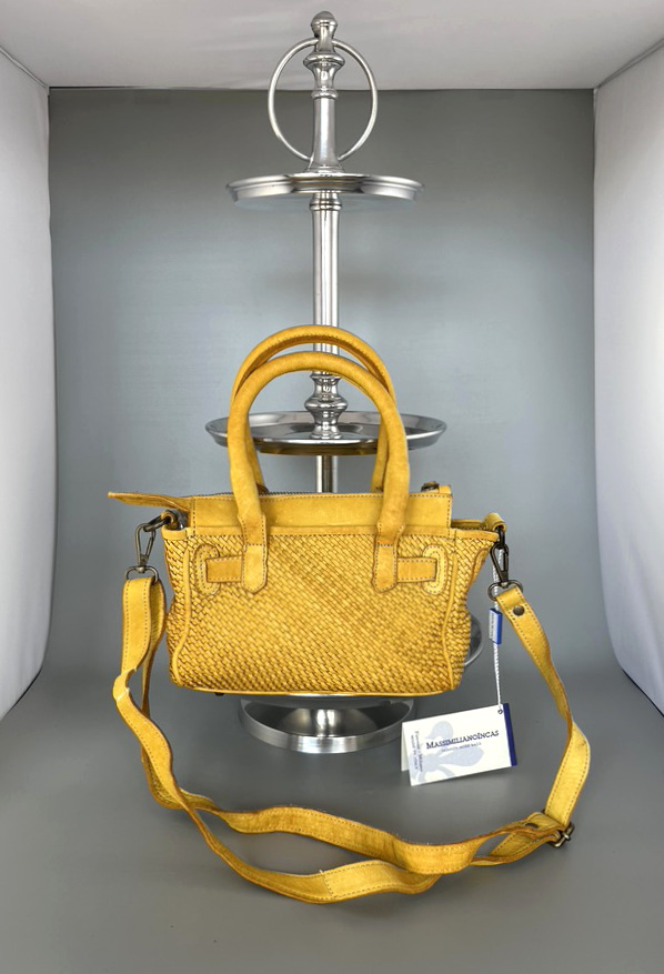 Kleine-gelbe-Tasche-mit-Henkel-geflochten_hinten