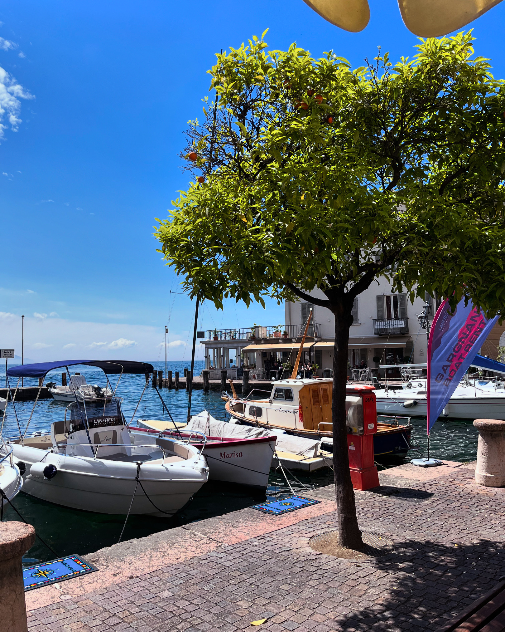 Hafen und Boote Gargnano kaye style Fashion Boutique Italien