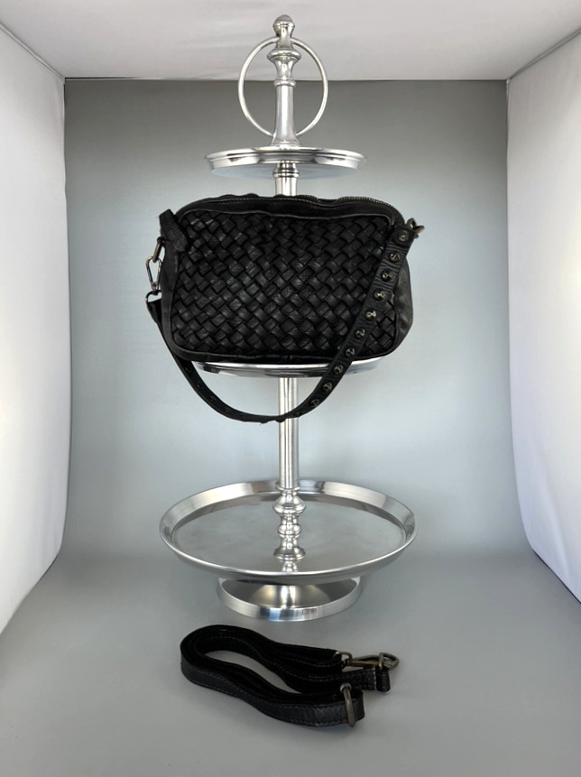 LKleine-schwarze-Nietentasche Kleine schwarze Vintagetasche mit Nietenhenkel