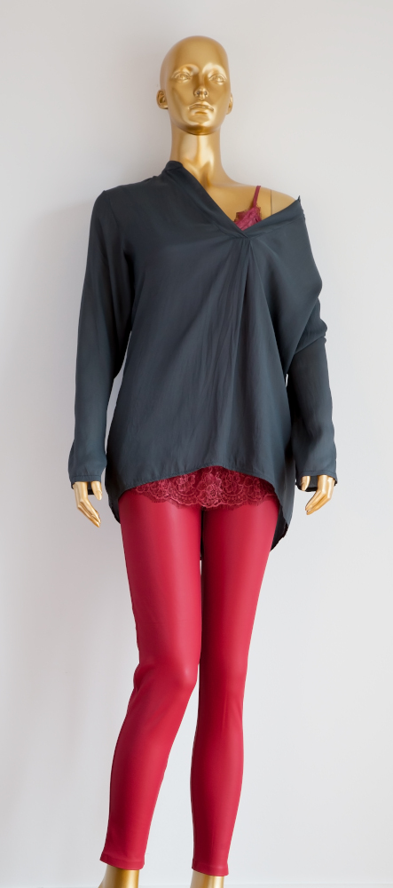 Lederhose-rot-mit-grauer-Bluse-und-rotem-TopOrSQrtmGFBI2z
