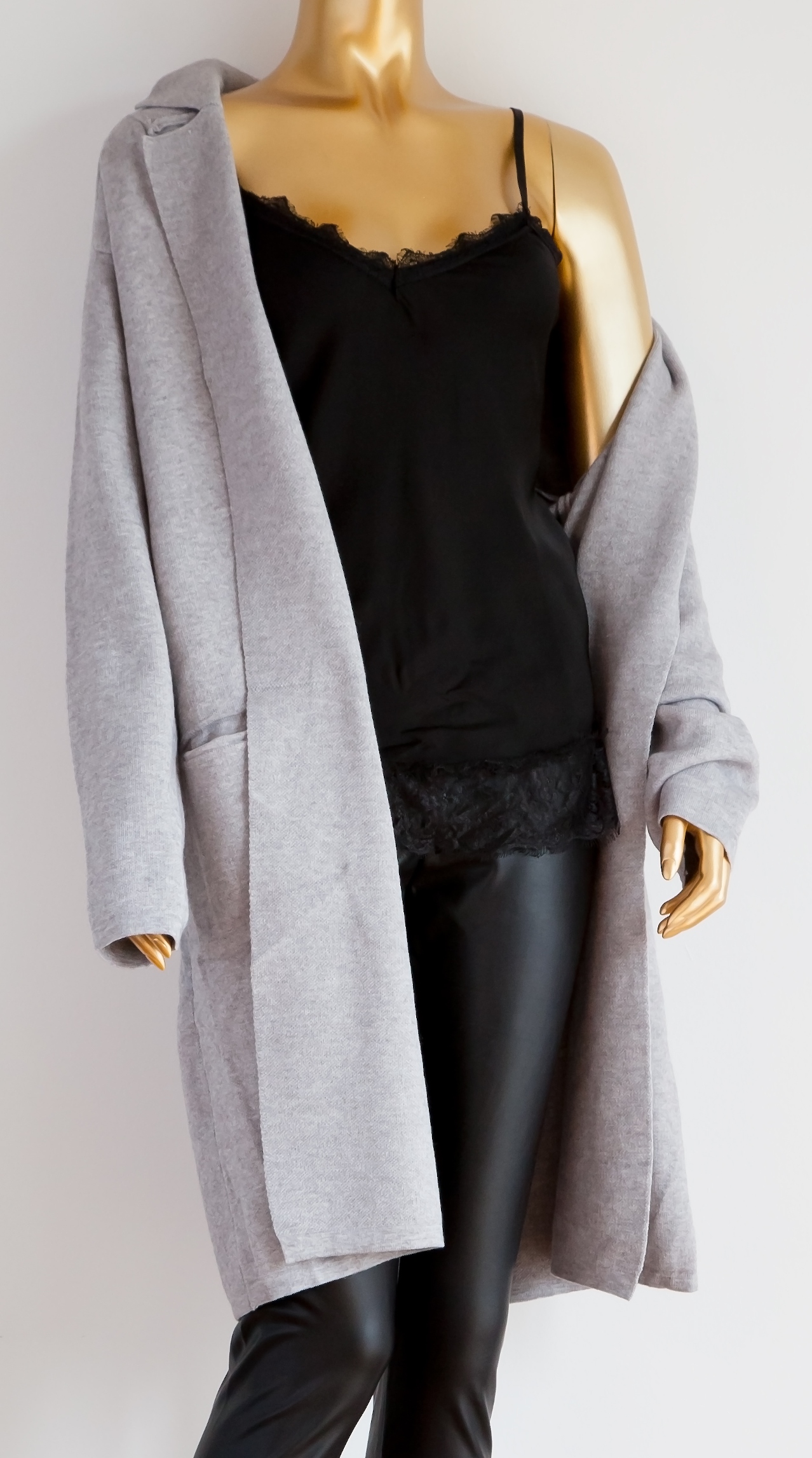 Hellgrauer Cardigan von M M Muenchen